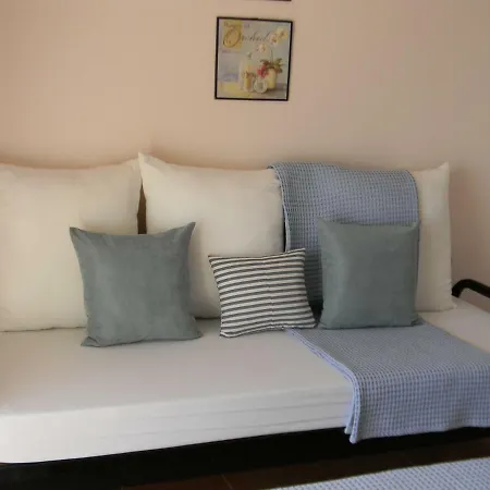 Kostandin بيت ضيافة